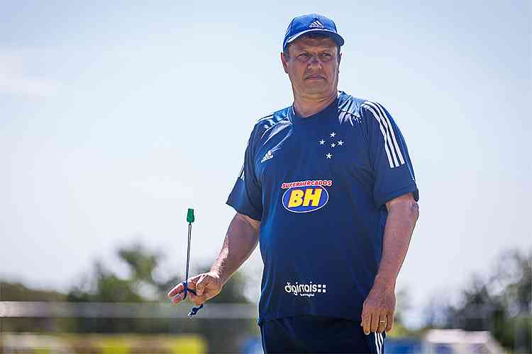A caminho de marca importante no Cruzeiro, Adilson Batista pede apoio  torcida em trabalho com jovens jogadores